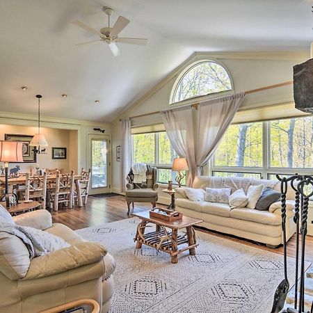 Resort-Style Harbor Springs Home With 2 Decks! Bagian luar foto