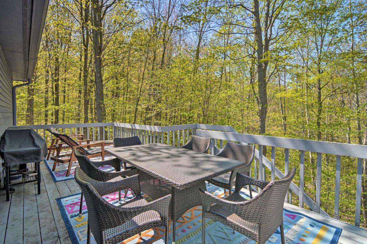 Resort-Style Harbor Springs Home With 2 Decks! Bagian luar foto