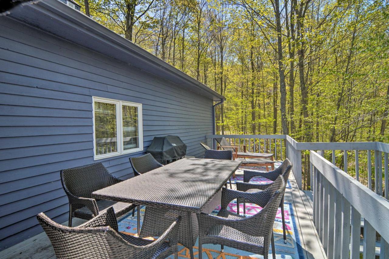 Resort-Style Harbor Springs Home With 2 Decks! Bagian luar foto