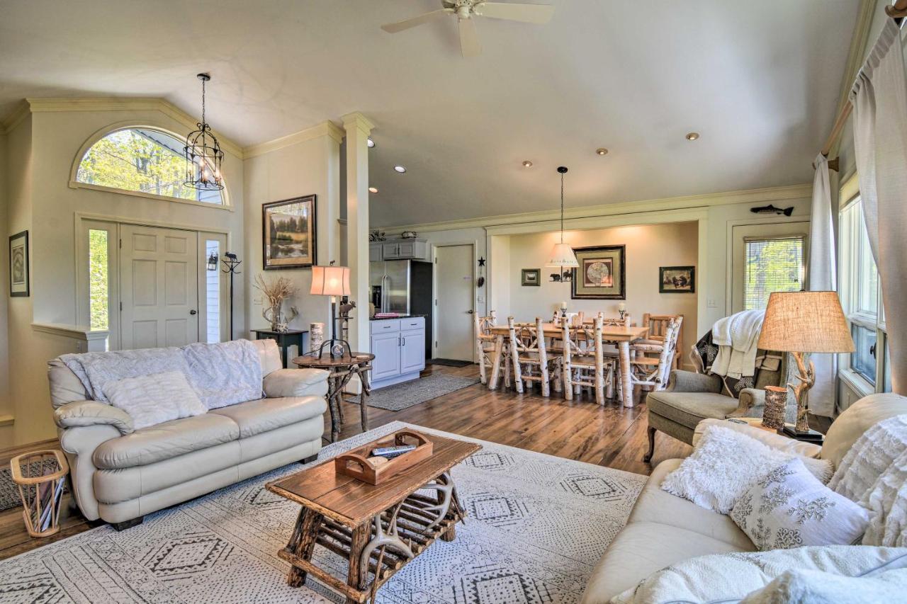 Resort-Style Harbor Springs Home With 2 Decks! Bagian luar foto