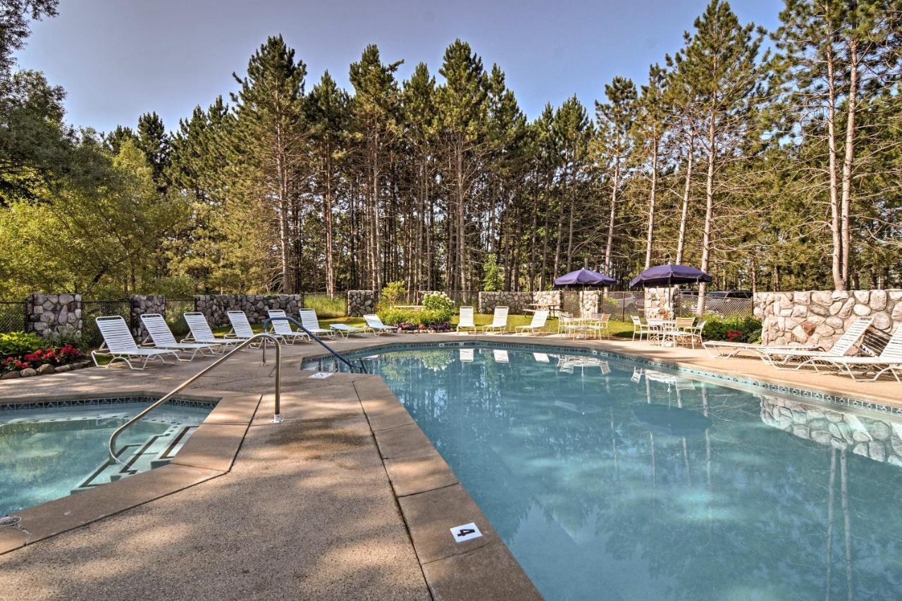 Resort-Style Harbor Springs Home With 2 Decks! Bagian luar foto