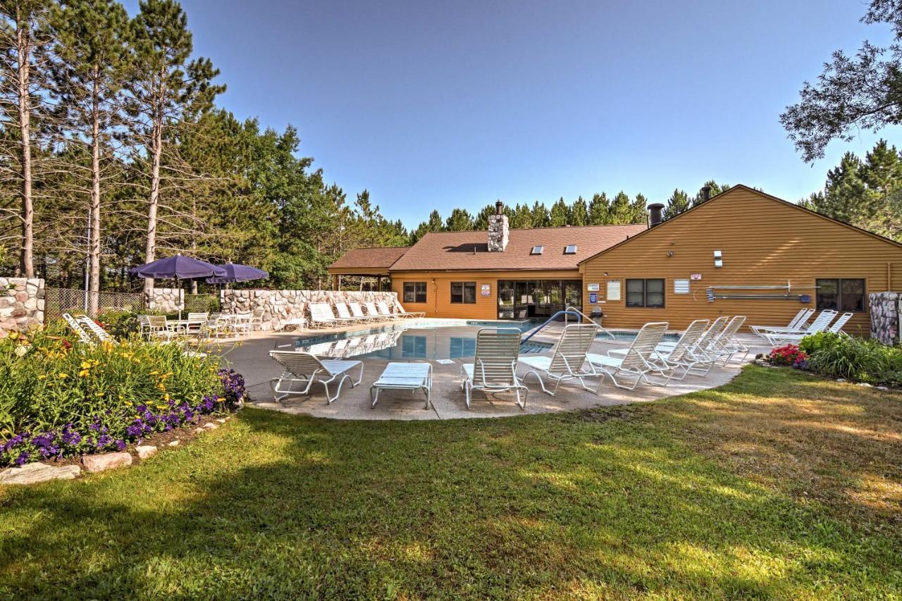 Resort-Style Harbor Springs Home With 2 Decks! Bagian luar foto