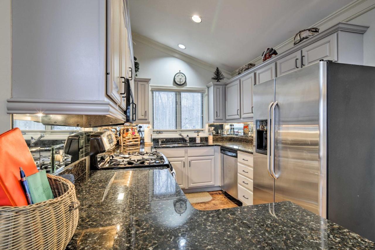 Resort-Style Harbor Springs Home With 2 Decks! Bagian luar foto